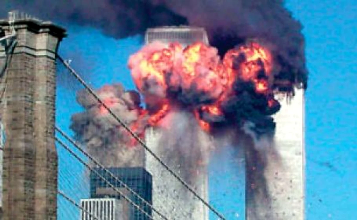 În Turnurile Gemene au intrat două avioane de linie americane deturnate de terorişti islamişti