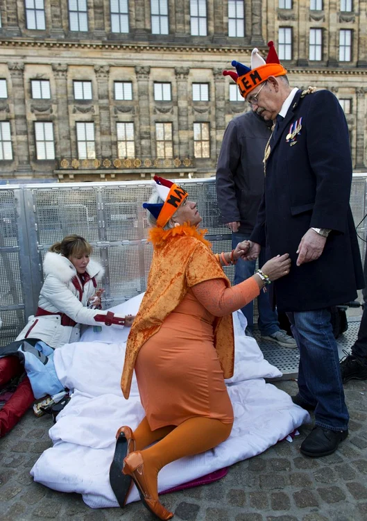 Olandezii l-au celebrat pe străzi pe noul rege Willem Alexander. (Foto: Reuters)