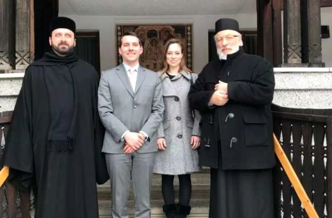 Consilierul eparhial Caliopie Ichim, Principele Nicolae, Alina Binder şi arhiepiscopul Calinic la mănăstirea Robaia FOTO: eparhiaargesului.ro