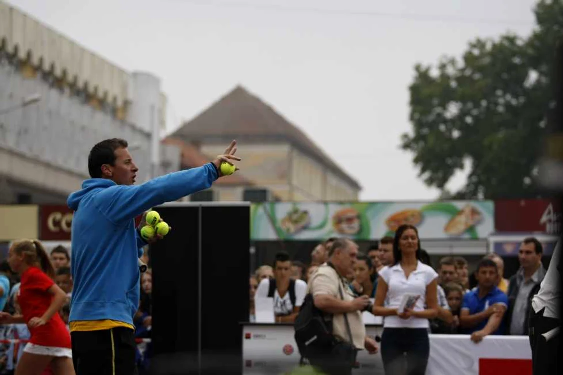 Vedetele joacă tenis în Piaţa Victoriei din Timişoara