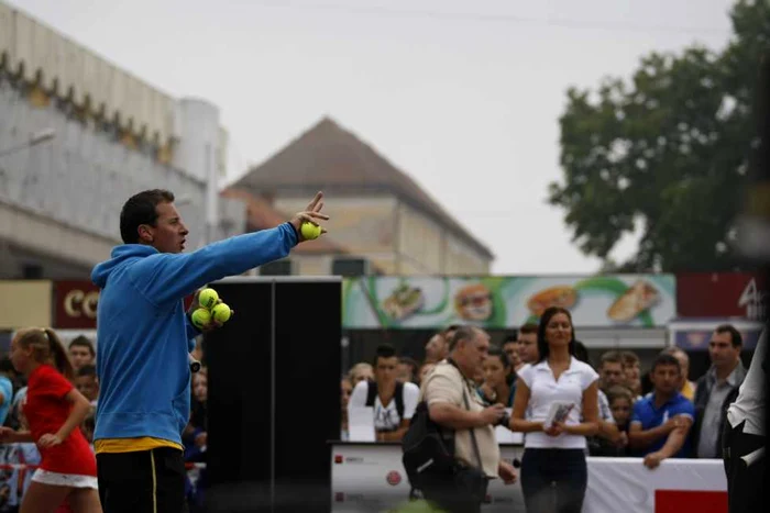 Vedetele joacă tenis în Piaţa Victoriei din Timişoara