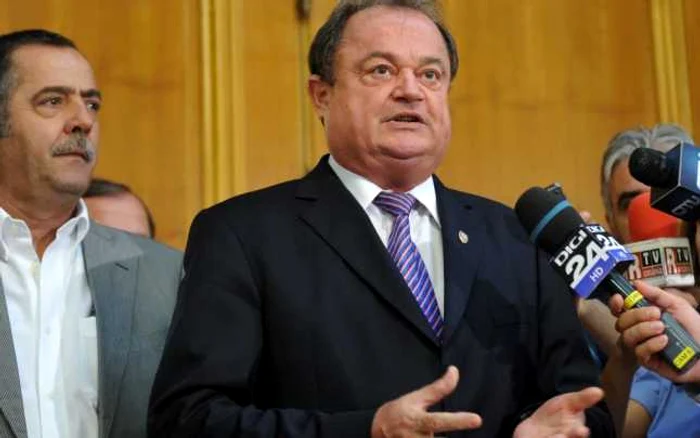 Preşedintele PDL Vasile Blaga (centru) a condus şedinţa conducerii partidului cu grupurile parlamentare FOTO: Mediafax