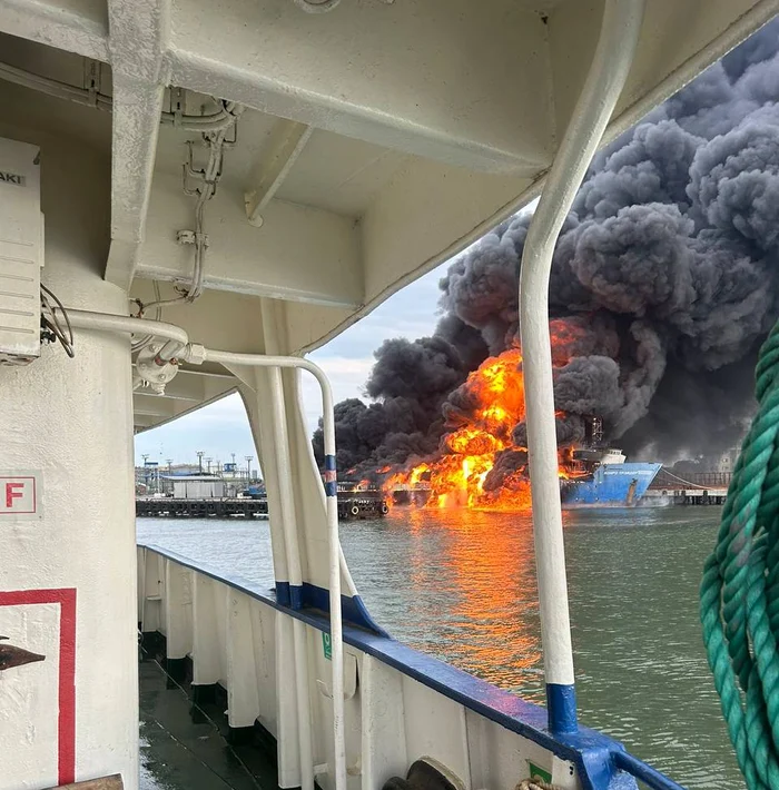 Nava rusească a fost incendiată și scufundată FOTO: X/Nexta