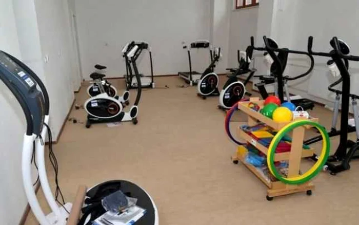 Sala de gimnastică are dotări complete. FOTOprimăria brasov.