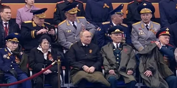 Putin cu patura pe picioare la parada militara FOTO Twitter 