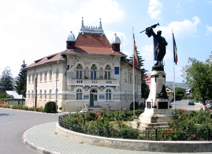 Primăria din Urlaţi, construită după planurile arhitectului Toma Socolescu, propusă pentru dărâmare FOTO Primăria Urlaţi