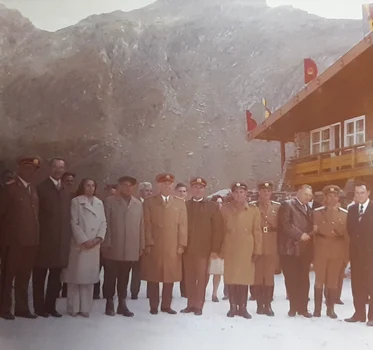 Imagini de colecţie - Inaugurarea Transfăgărăşanului în 1974 - Delegaţia oficială aflată în apropierea Cabanei Bâlea Lac Foto Arhivele Naţionale ale României