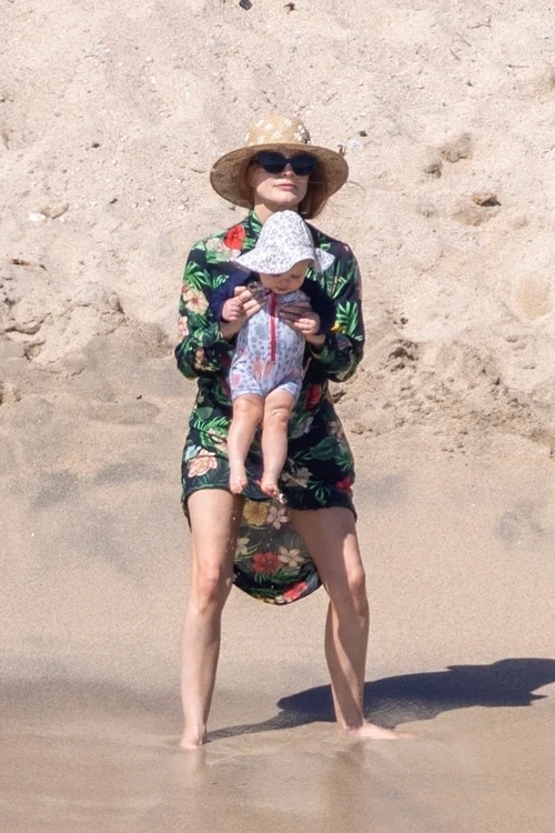 Jessica Chastain s-a jucat cu bebelușul în nisip, în Mexic (Foto: Profimedia)
