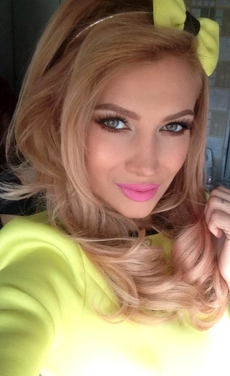 
    Lora este nevoită să doarmă în maşină, pe drumurile lungi dintre două concerteFoto: Arhivă personală  