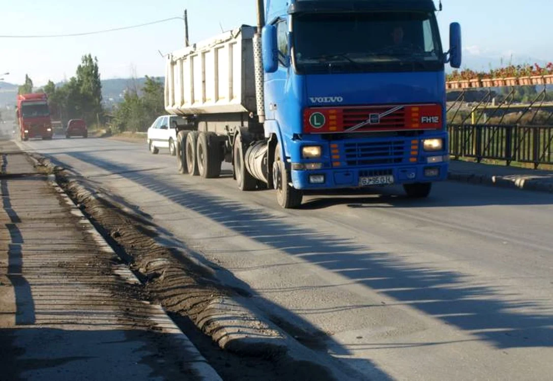 Camioanele cu steril au revenit pe traseul Hunedoara - şantierul autostrăzii. D. Guţă
