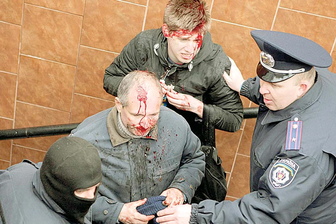 Cântăreţul s-a pozat, zilele trecute, pe un tanc, fără să ştie că ar putea ajunge şi el în război (Fotografii: Arhivă Personală)