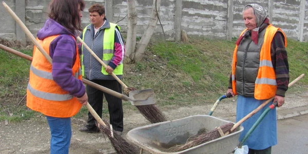 Muncitorii au început curăţenia de primăvară