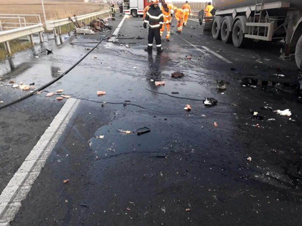 
    În urma accidentului, autocisterna a rămas blocată pe banda 2  