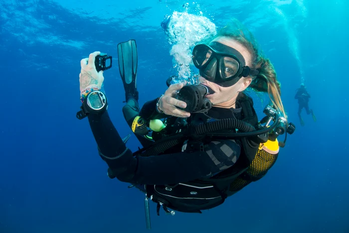 O persoană făcând scuba diving