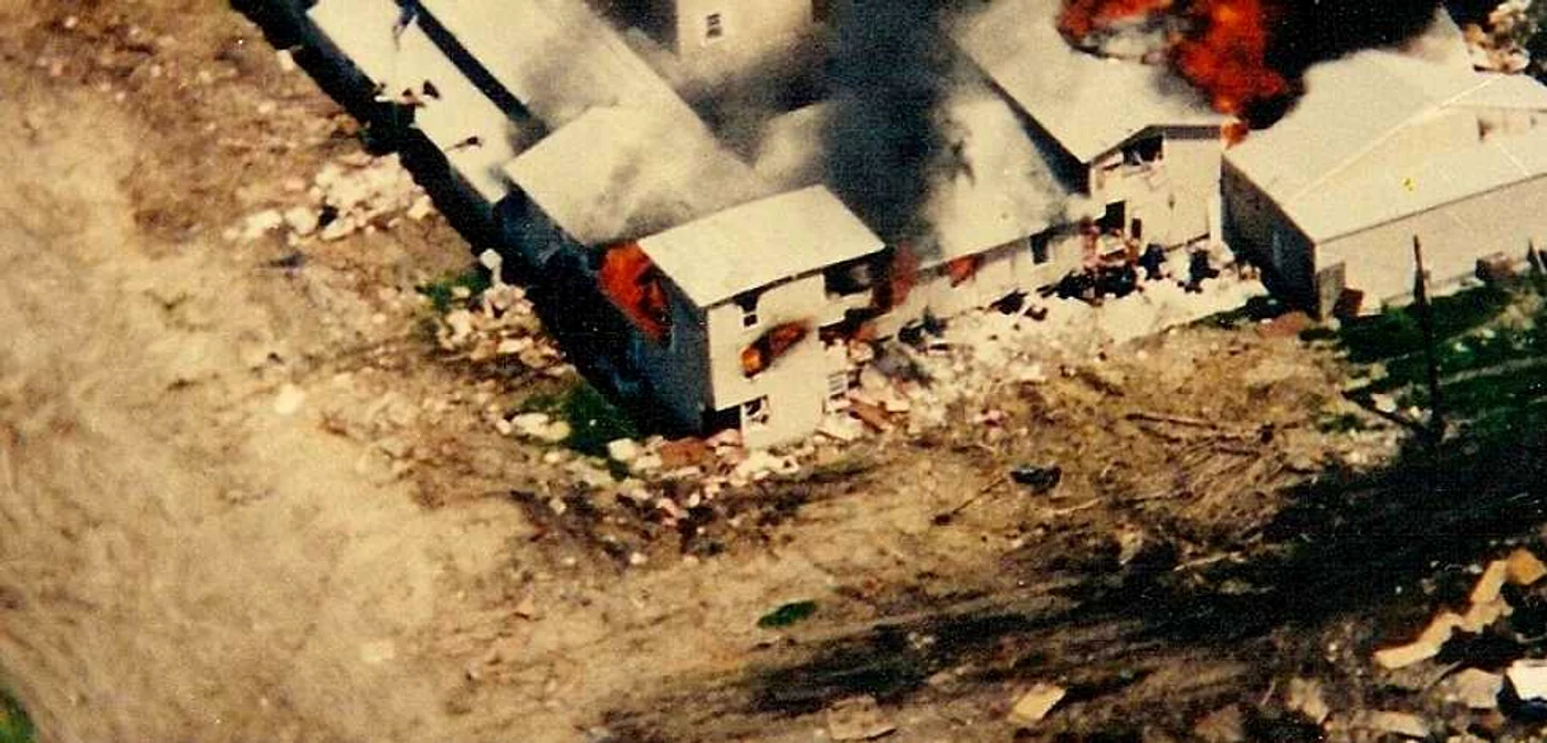 Asediul de la Waco unde au murit 76 de persoane, dintre care 21 de copii     FOTO wikipedia