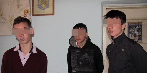 Cei trei băieţi sunt colegi de şcoală FOTO