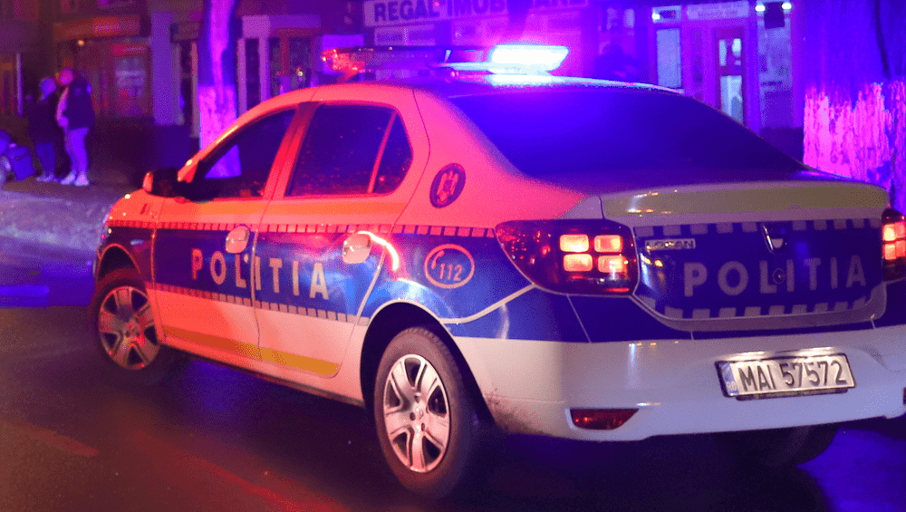 Un tânăr șofer a depășit mașina Poliției pe linie continuă. Ce au descoperit polițiștii când l-au oprit