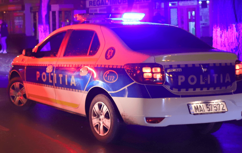 Au furat o rulotă din curtea unei case de vacanță și au abandonat-o în pădure. Cum au fost prinși de poliție