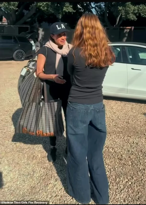 Meghan Markle la un centru de evacuare a victimelor incendiilor din Los Angeles/foto Instagram