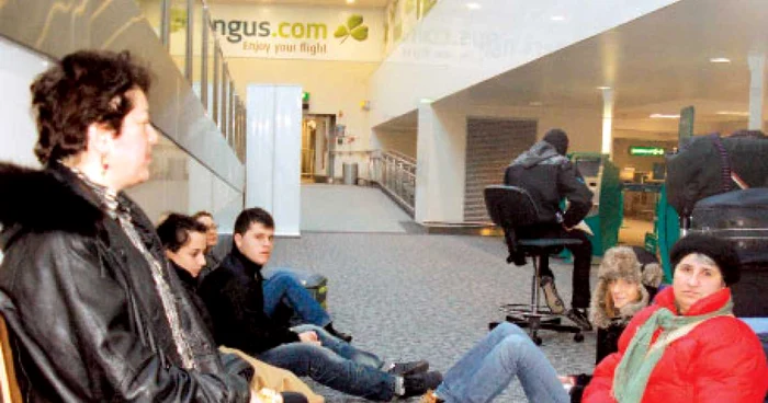 Bolnavi şi fără bani, românii au supravieţuit trei zile cu sendvişurile de pe aeroportul Gatwick