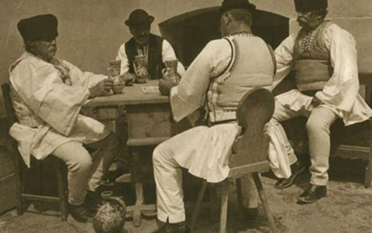 Românii nu-şi clăteau gura doar cu vin şi ţuică, ci şi cu ceva urină. FOTO Arhiva Adevărul