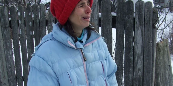 Mama își plânge copiii dar oamenii o acuză de neglijență