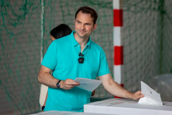 Sebastian Burduja în timp ce votează