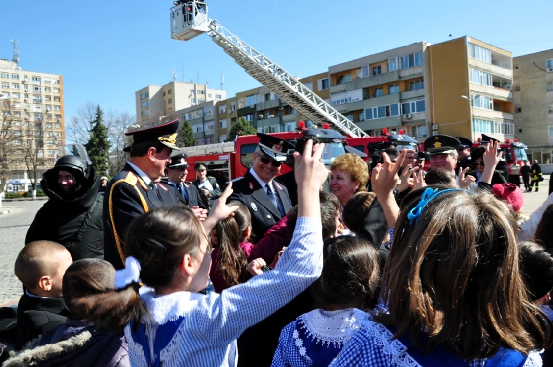 Copiii, fascinaţi de eroii care se luptă cu focul FOTO IGSU