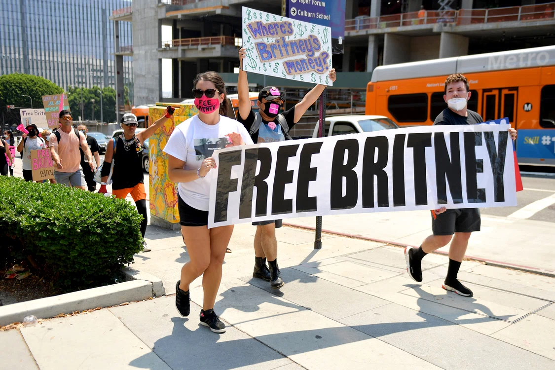 Fanii solistei au demarat chiar şi o campanie #freebritey, menită să susţină eliberarea acesteia de sub tutela tatălui ei.
