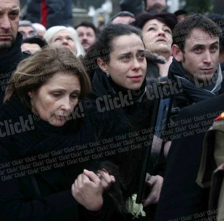 Irina, fiica lui Adrian Iovan, în lacrimi la înmormântarea tatălui ei (Foto: Sever Gheorghe)