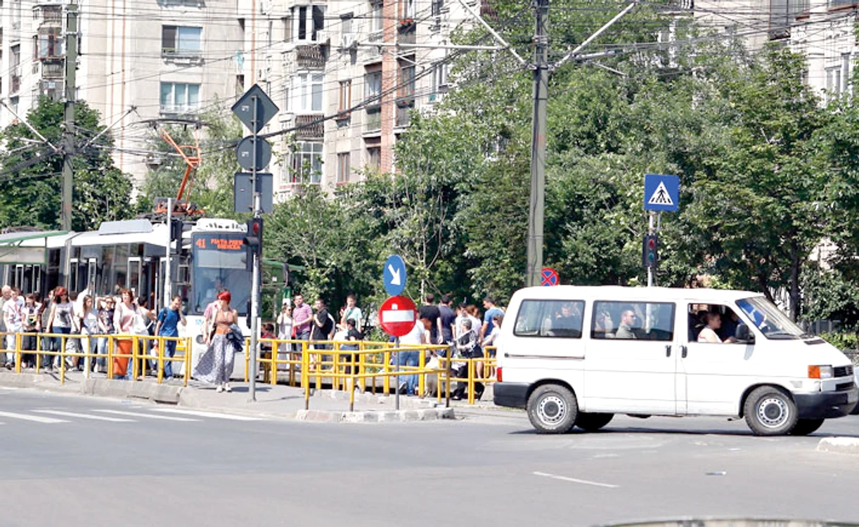 Şoferii îşi pun viaţa în pericol  tăind calea tramvaielor,  deşi în intersecţie au indicator  „obligatoriu înainte”