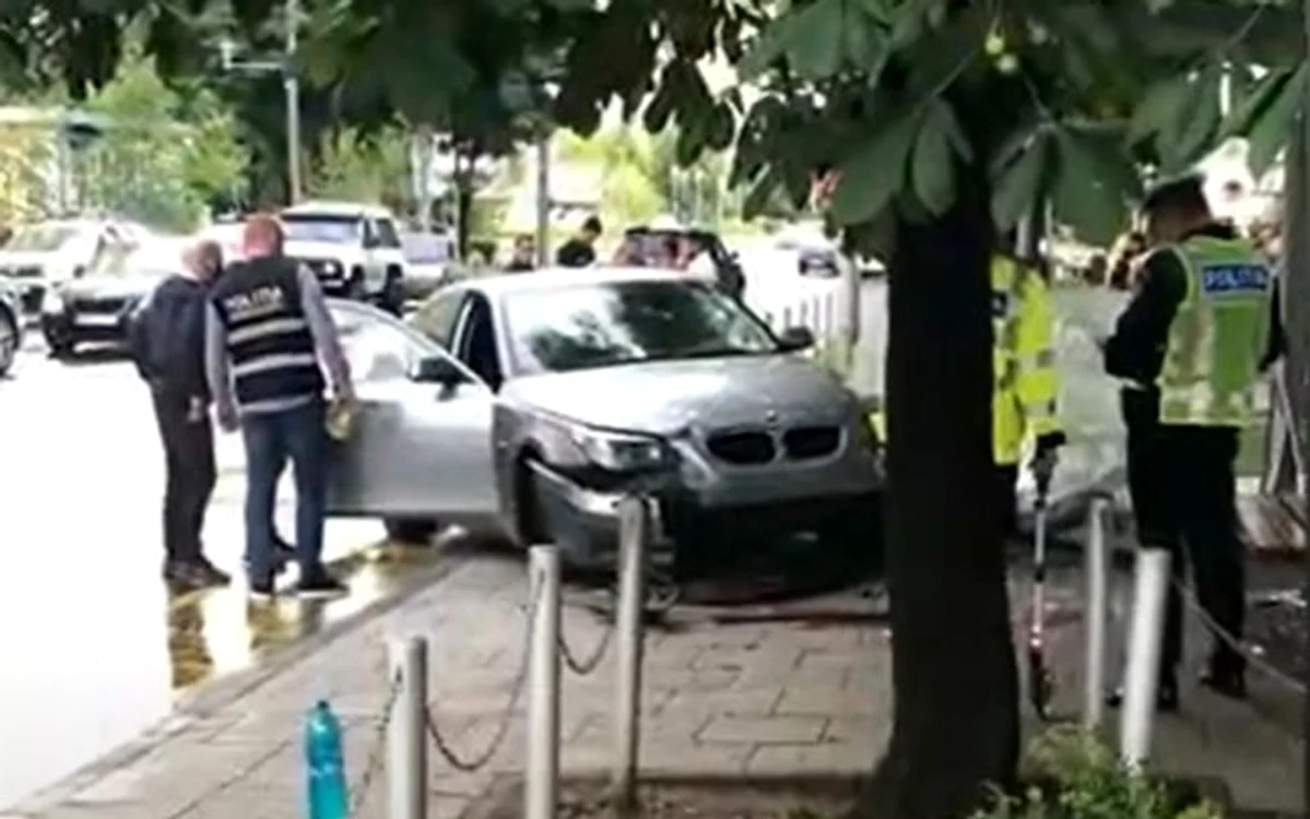
    Un BMW a spulberat doi tineri, într-o staţie de autobuz Foto: Captură Video  