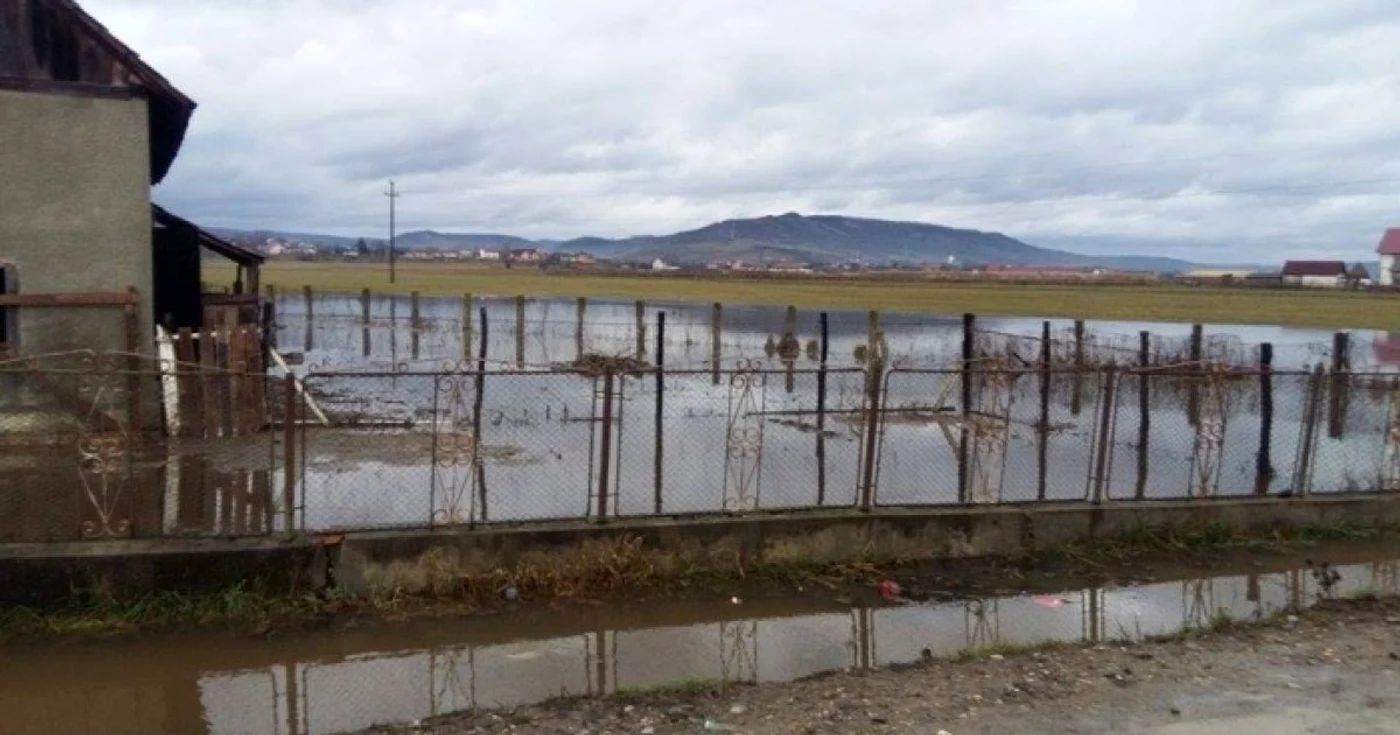 Gospodărie inundată în Baţa FOTO: Bistriţeanul.ro