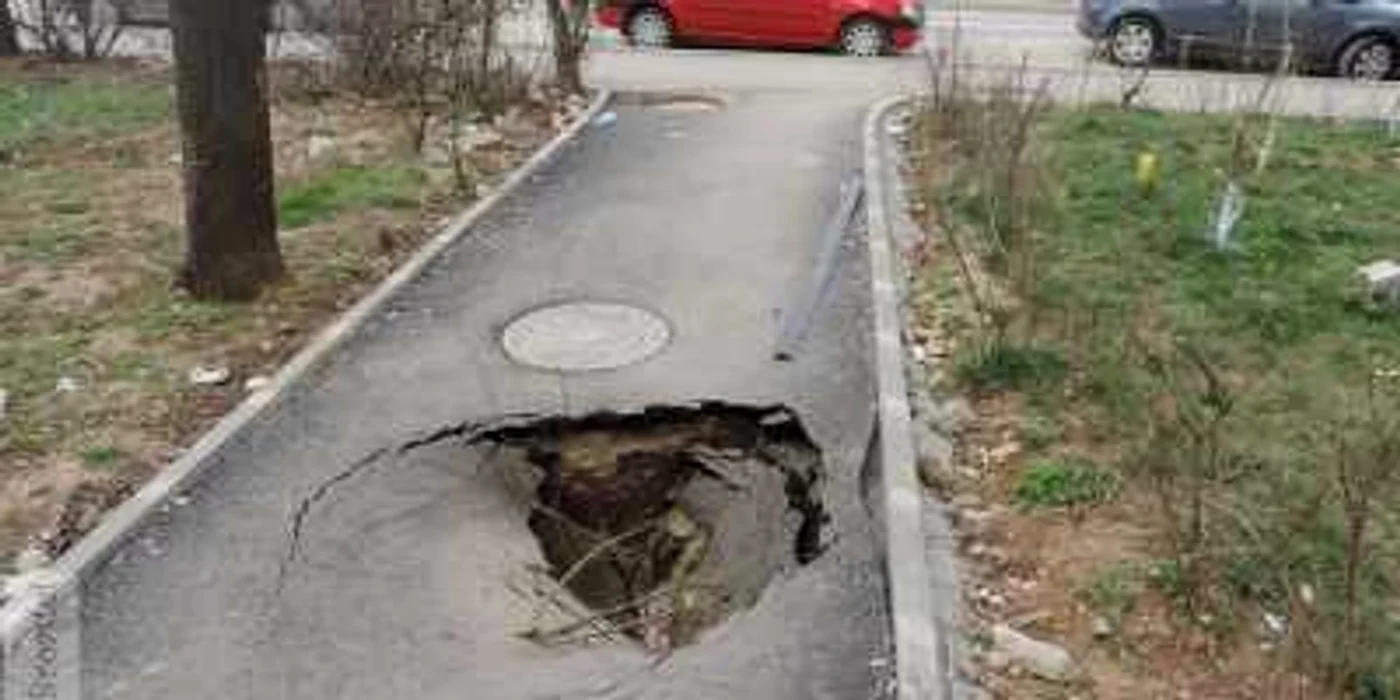 Trotuar proaspăt turnat, înghiţit de pământ în zona Select, Micro 6. FOTO: politica-broastei.ro