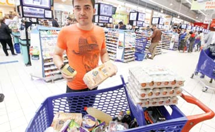 Mihai Ipate crede că anul acesta a cam exagerat cu ingredientele pentru prăjituriFoto: Sever Gheorghe