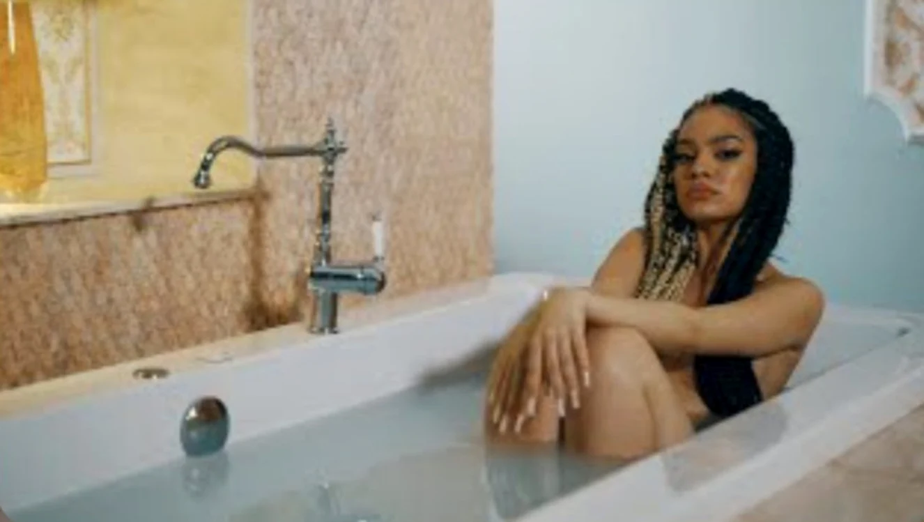 Mara G, iubita lui Mario Mutu, goală în cada, în noul videoclip
