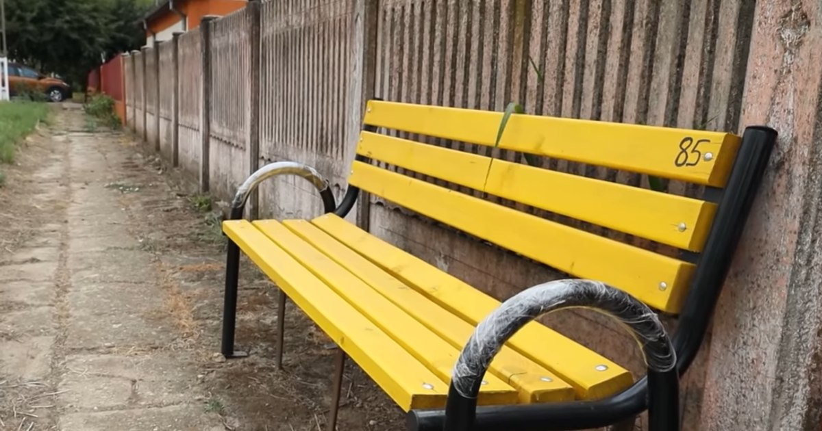 O comună din Dolj a dat 25.000 de euro pe bănci de lemn, deși n-are canalizare sau apă potabilă