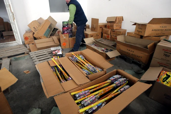 
    Articolele pirotehnnice au fost confiscate de către poliţişti (foto: arhivă)  