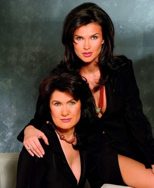 Cele mai sexy mame de vedete. Monica Bârlădeanu şi Minodora Tătăruşanu seamănă leitfoto: Click!