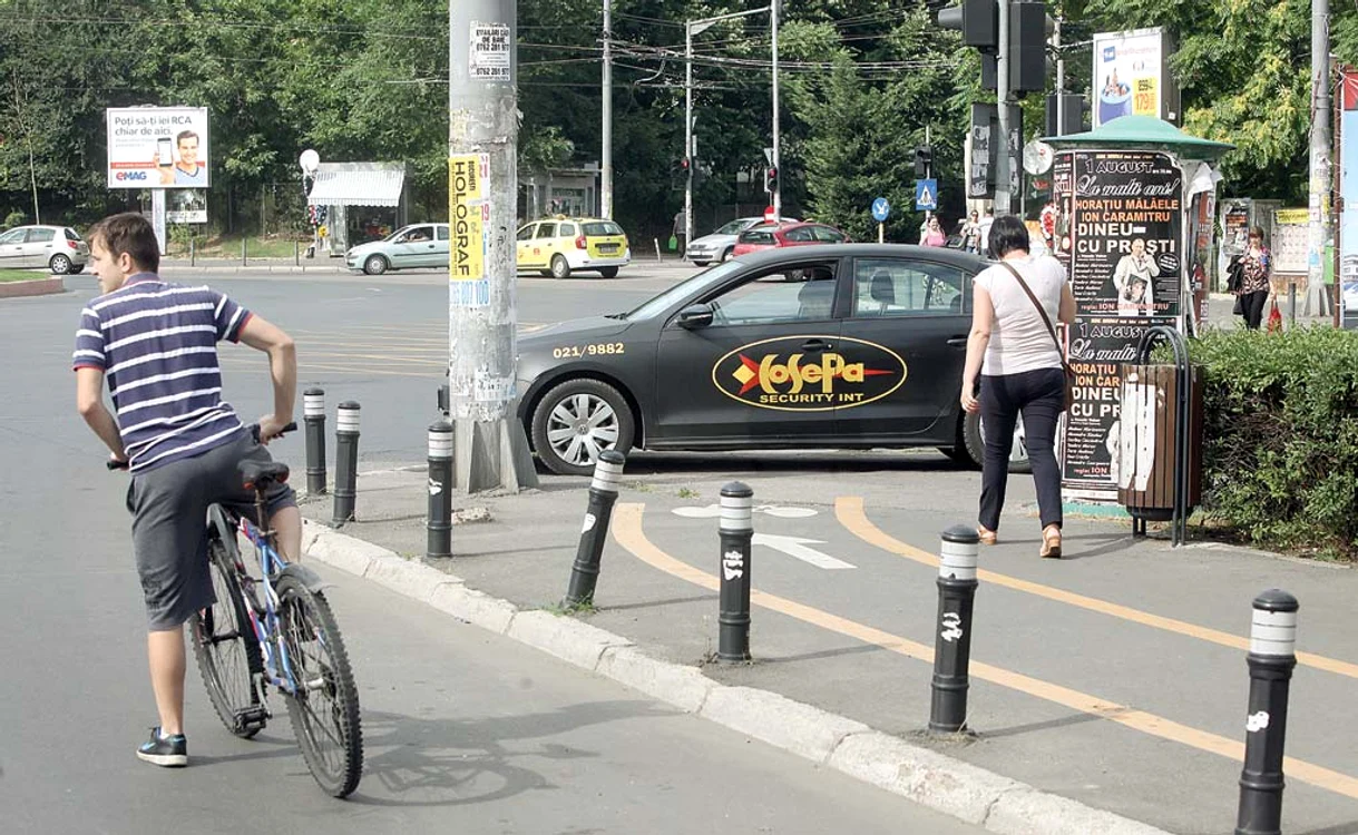 
    În timp ce maşinile ocupă trotuarele, bicicletele circulă pe şosea  
