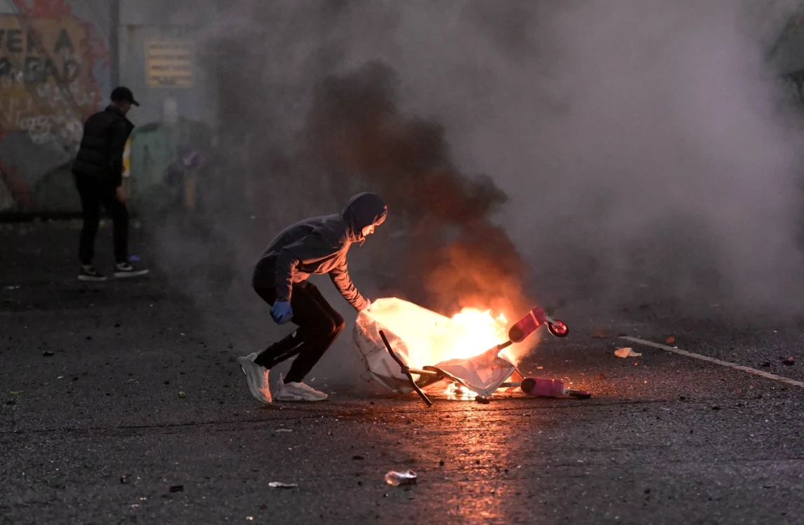 Protestatarii au incendiat casele şi afacerile românilor. FOTO: GettyImages