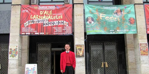 Giurgiu: Directorul Mircea M. Ionescu, in fata Teatrului Valah