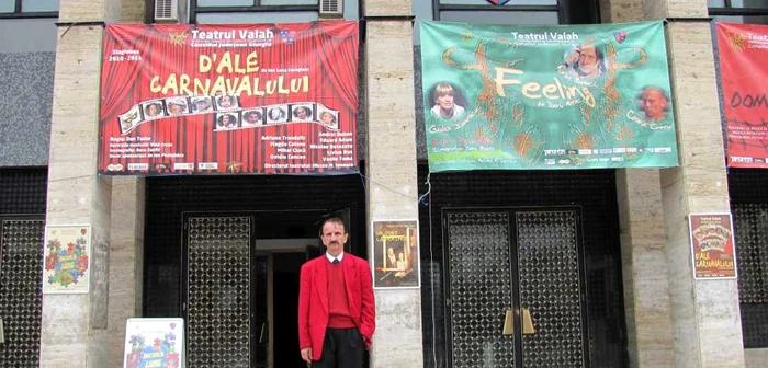 Giurgiu: Directorul Mircea M. Ionescu, in fata Teatrului Valah