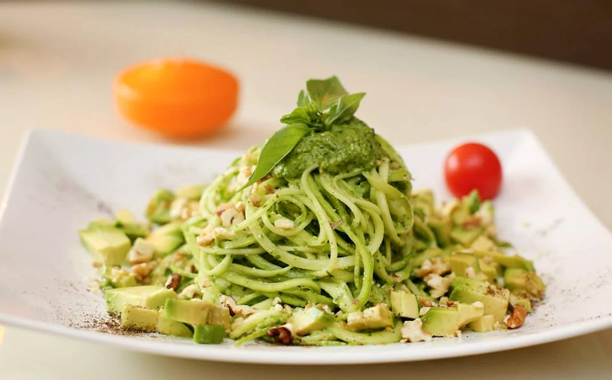 spaghete cu avocado si sos pesto jpeg