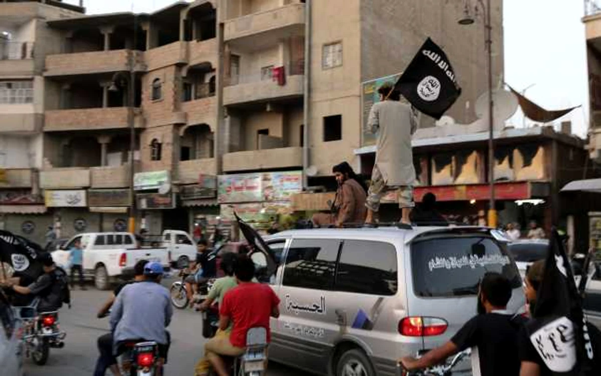 Teroriştii de la SIIL mărşăluind prin Mosul cu steagurile grupării