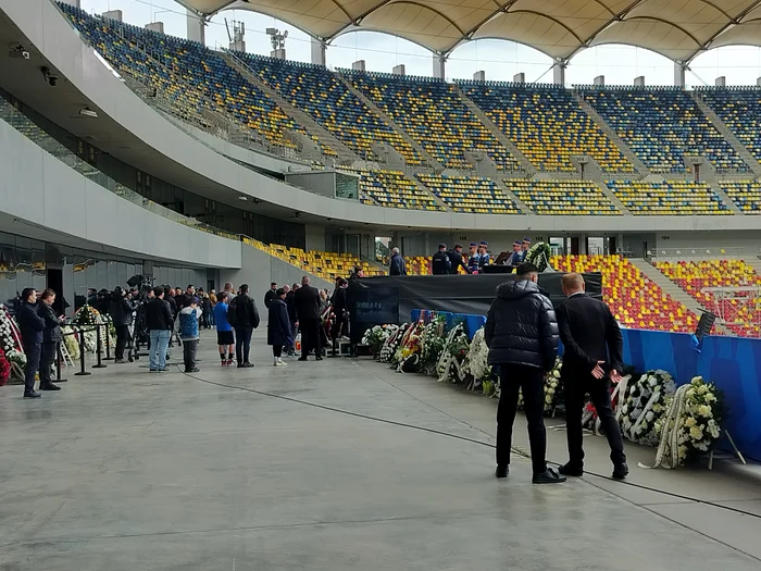 Oamenii își iau adio de la Mircea Lucescu, pe Arena Națională