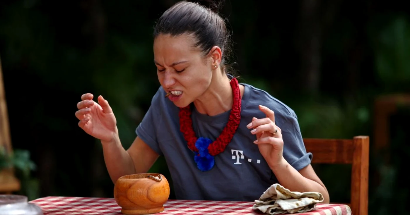 Andreea
Moldovan a fost nevoită să mânânce plămân de miel pregătit în
stil african, viermi vii, ochi de peşte, ou fermentat (negru) şi un
fresh obţinut din viermi şi insecte FOTO Pro TV