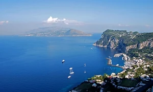 Capri, mica insulă muntoasă din Marea Tireniană, vestită pentru peisajele sale unice, este situată la intrarea în Golful Napoli jpeg