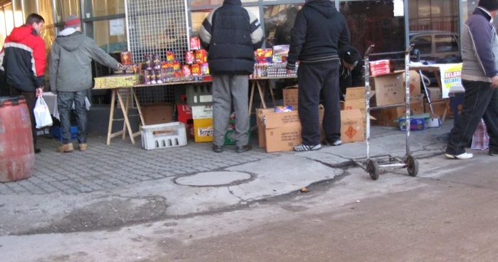Comercinaţii de petarde ilegale şi-au etalat marfa în piaţa Ceair fără nicio teamă