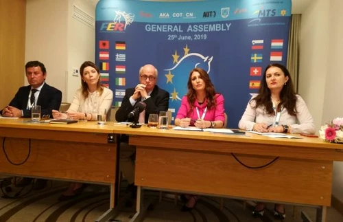 Preşedintele Federaţiei Ecvestre Române, Marilena Mladin (a doua din
dreapta)